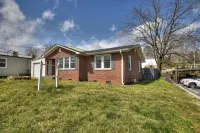 Lovely Brick Cottage in Downtown Blue Ridge