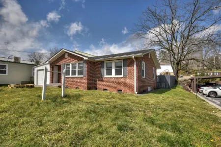 Lovely Brick Cottage in Downtown Blue Ridge