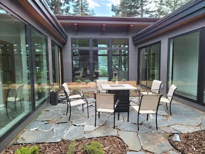 Amazing New 5 Bed Home Next to the Columbia River. Sleeps 10 Adults & 6 Kids Отели рядом с достопримечательностью «Columbia Gorge Interpretive Center»