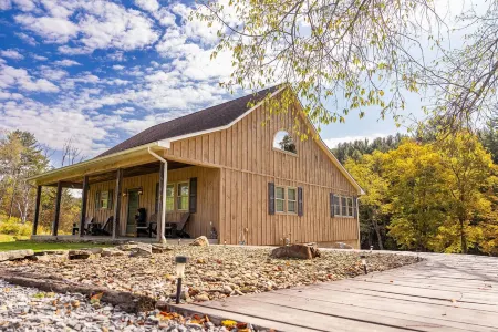 3 BR Black Bear Lodge on Pine Creek w/ Hot Tub