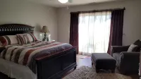 Luxury Downtown Getaway: 2BR Condo Near New Buffalo’s Top Attractions!