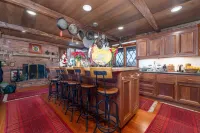Swiss Chalet amidst sixteen acres in Litchfield Hills surrounded by land trust - 5星級