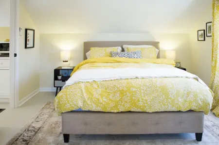 Adorable attic cottage in the heart of Oregon Wine Country.