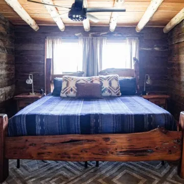 Peaceful cabin, fully updated, wine, stars, spa, perfect for relaxing