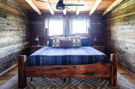 Peaceful cabin, fully updated, wine, stars, spa, perfect for relaxing