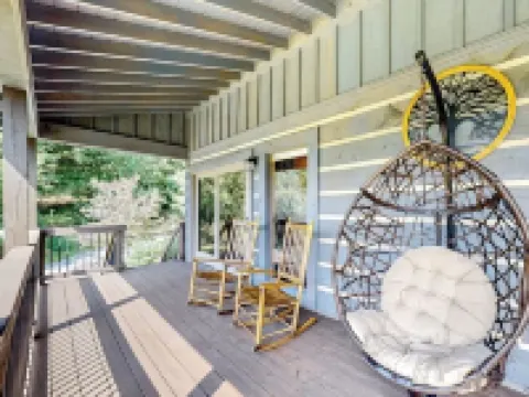 Cozy Cabin-WiFi, Game Room, Mountain Views, Hot Tub Fully Stocked, Pet Friendly! Hotels in Watauga