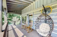 Cozy Cabin-WiFi, Game Room, Mountain Views, Hot Tub Fully Stocked, Pet Friendly!