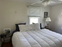 Cozy lake house with hot tub. Enjoy everything the Berkshires have to offer! Các khách sạn ở Lanesborough