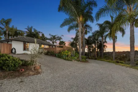 Palm & Oak - Detached Guest House - Mountain Views