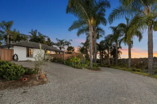 Palm & Oak - Detached Guest House - Mountain Views Hotels in Fallbrook