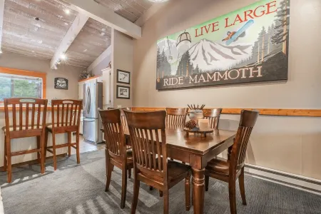 Awesome Mammoth Condo in Ideal Location near Slopes & Adventure