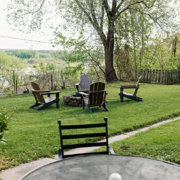 Cozy Riverview Cottage. 5 minute walk to downtown