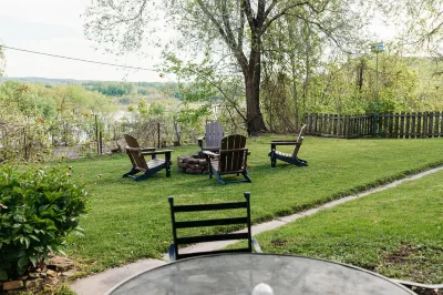 Cozy Riverview Cottage. 5 minute walk to downtown Hotels near Tin Mill Brewing Co