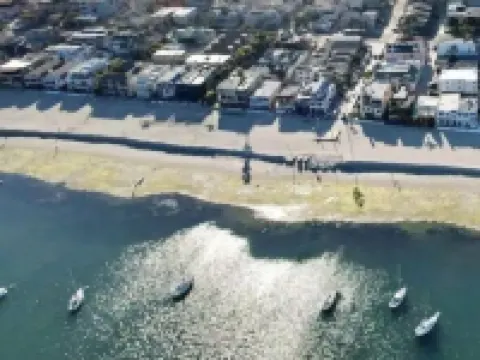 3628 Stylish and Cozy Mission Beach Cottage just steps away from the sand