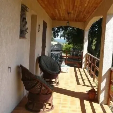 BEAUCAIRE Recent house surrounded by nature