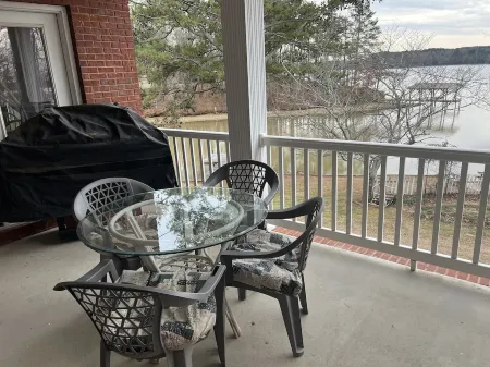 Wonderful House on Weiss Lake! Two piers and nearby boat launch. Sleeps 16