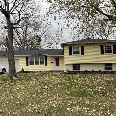 3BR/2BA Beauty near TBK sports complex. Right off I74, close to everything!