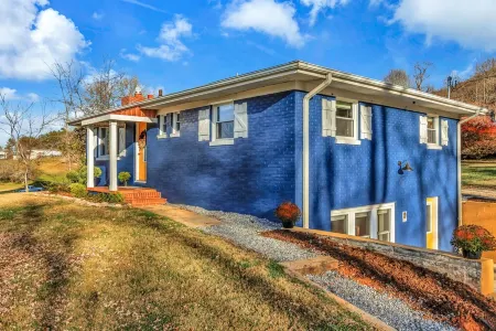 The Honeybee Cottage: Conveniently located close to Asheville