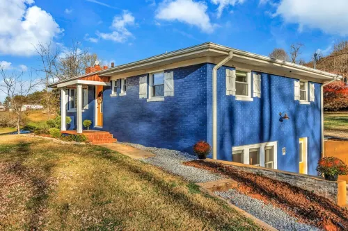 The Honeybee Cottage: Conveniently located close to Asheville