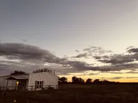 Enjoy quiet country skies.  Modern guest house in Crawford 20 mins to Waco.