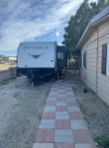 RV in foothills located near stores. Smoking area with fire pit provided. 福瑞娜麓山酒店