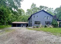 Secluded Farmhouse Retreat - Minutes from Mystic Hotels in 