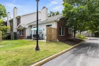 Castle Glow - 2Br - BBQ Gr - Walk to Kroger Field