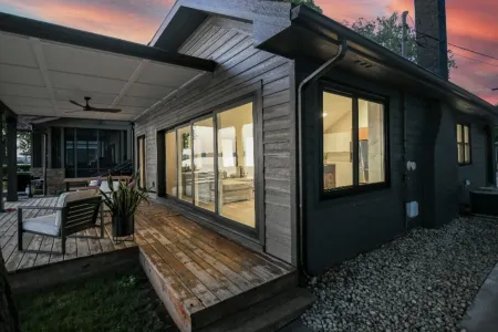 Roxie's Modern Lake Front House on the water!