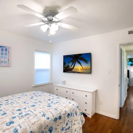 Beach across the street, Alamitos Bay steps away! No hidden Fees!
