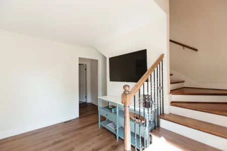 Renovated 3BR home across from Williamsburg Winery with great outdoor space! Отели рядом с достопримечательностью «Парк развлечений Busch Gardens»