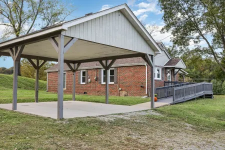 Updated Modern Farmhouse Near Downtown Dickson! Отели в г. Диксон