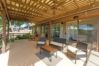 Clean, modern, luxury 4 bed room home on the water with pingpong table/Smart TVs