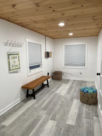 Charming Nautical Retreat-3 Br +Fully Equipped+ Short Walk to Beach! Отели рядом со станцией Cumberland Amtrak Station