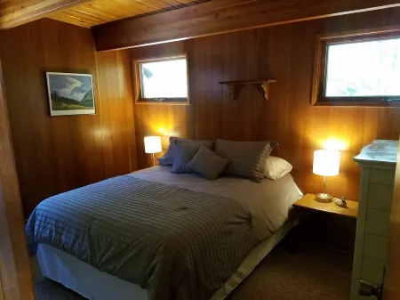 Private Flathead Lake House with unobstructed views into Glacier Park Отели в г. Лейксайд