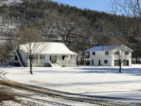 White River trout fishing/reunion getaway in Flippin AR w/boat ramp & game room