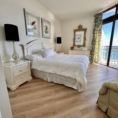 2BR/2BA 15th Floor Penthouse, 10ft Ceilings -this view is out of this world!!