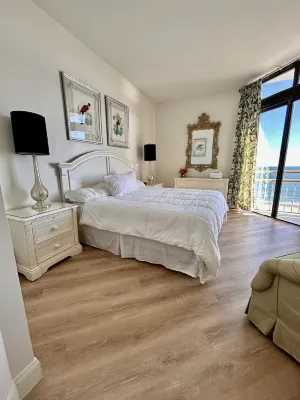 2BR/2BA 15th Floor Penthouse, 10ft Ceilings -this view is out of this world!! Hotels near Little River Neck Park