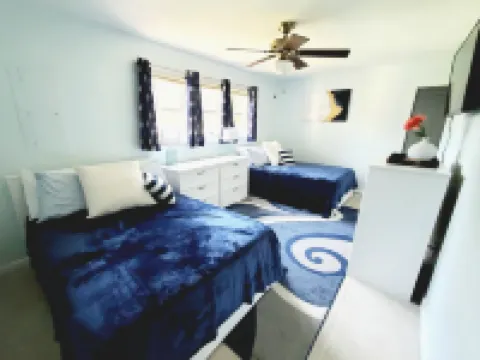 GO JUMP IN THE LAKE at this lovely waterfront home! 庫庫酒店