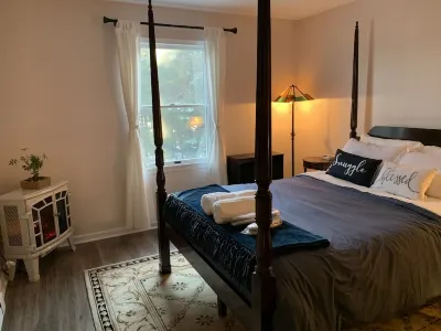 *New*Magical,Mountain lakehouse w creek/hottub/fireplace/sauna/boat/gameroom/4br Community Church附近的飯店