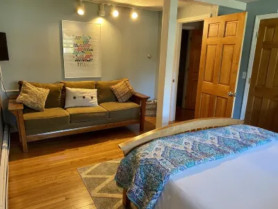 Salt Pool, AC, Peaceful and Comfortable, Near Beaches and Newport! Pets Welcome! Hotels near Walgreens