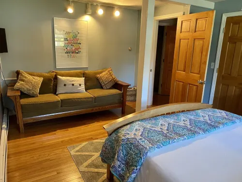 Salt Pool, AC, Peaceful and Comfortable, Near Beaches and Newport! Pets Welcome!