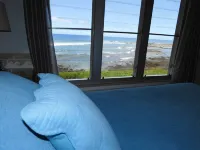 Steps Away from Black Sand Beach Hotel in zona White Sands Beach（La'aloa Bay）