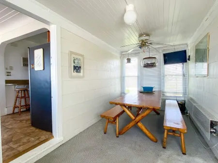 "SHELLSEEKER"  4 BED LAKEFRONT PRIVATE BEACH SLEEPS 14 plus