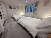 Beautiful 2 bedroom full-furnished semi-detached house with parking Hotels in Hythe