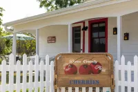 Charming Door County Cottage Steps from Lake Michigan Beach in Jacksonport WI