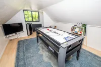 Downtown Rogue River, Game Room, 70" Smart TV, Two Minutes to I-5