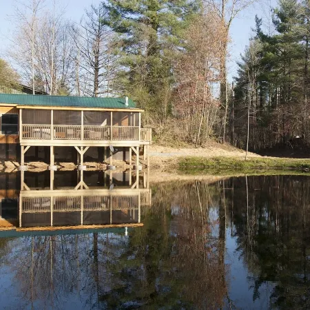 Romantic Cabin overloking pond