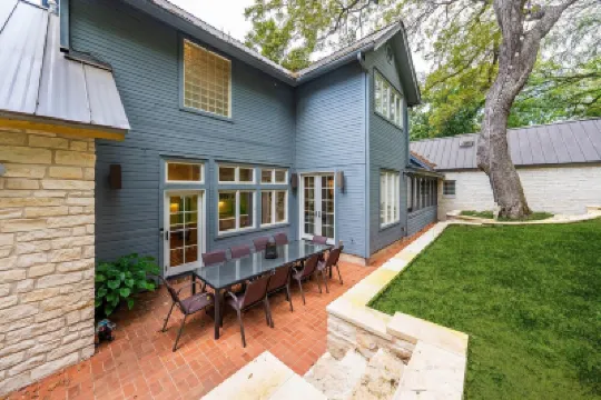⭐️Luxury Lake Austin: Chef, Heated Pool, Hot Tub, Waterfront Dock & Pizza Oven⭐️ 트래비스 호 주변 호텔