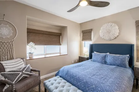 Heart of coastal Oceanside-Ocean view roof top Deck! 100 steps to Beach!