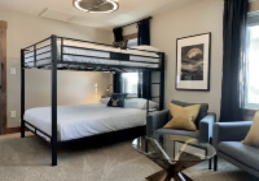 Penthouse #1: Panoramic Views, Hot Tub, 75 55" TVs, Sonos, Free Ski Bus